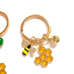 蜂とハニカムのキーリング　色の選べる鈴つき　２タイプ　（ミツバチ　蜜蜂　蜂の巣　カラフル　ビジュー） 2枚目の画像