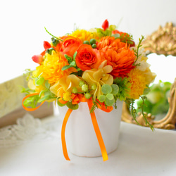 かわいいフラワーアレンジメント・ローズが華やかなオレンジイエローのフラワーギフト 2枚目の画像