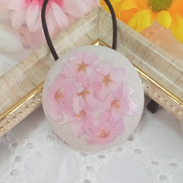 くるみボタン ヘアゴム 折り紙の桜 3枚目の画像