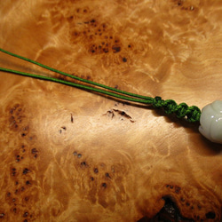 A貨ミャンマー蓮の彫り珠翡翠 お紐仕立てストラップ 3枚目の画像
