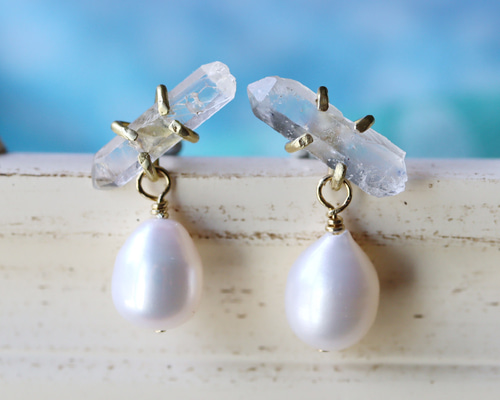 クォーツ結晶とドロップパールのピアス ピアス（スタッド・一粒