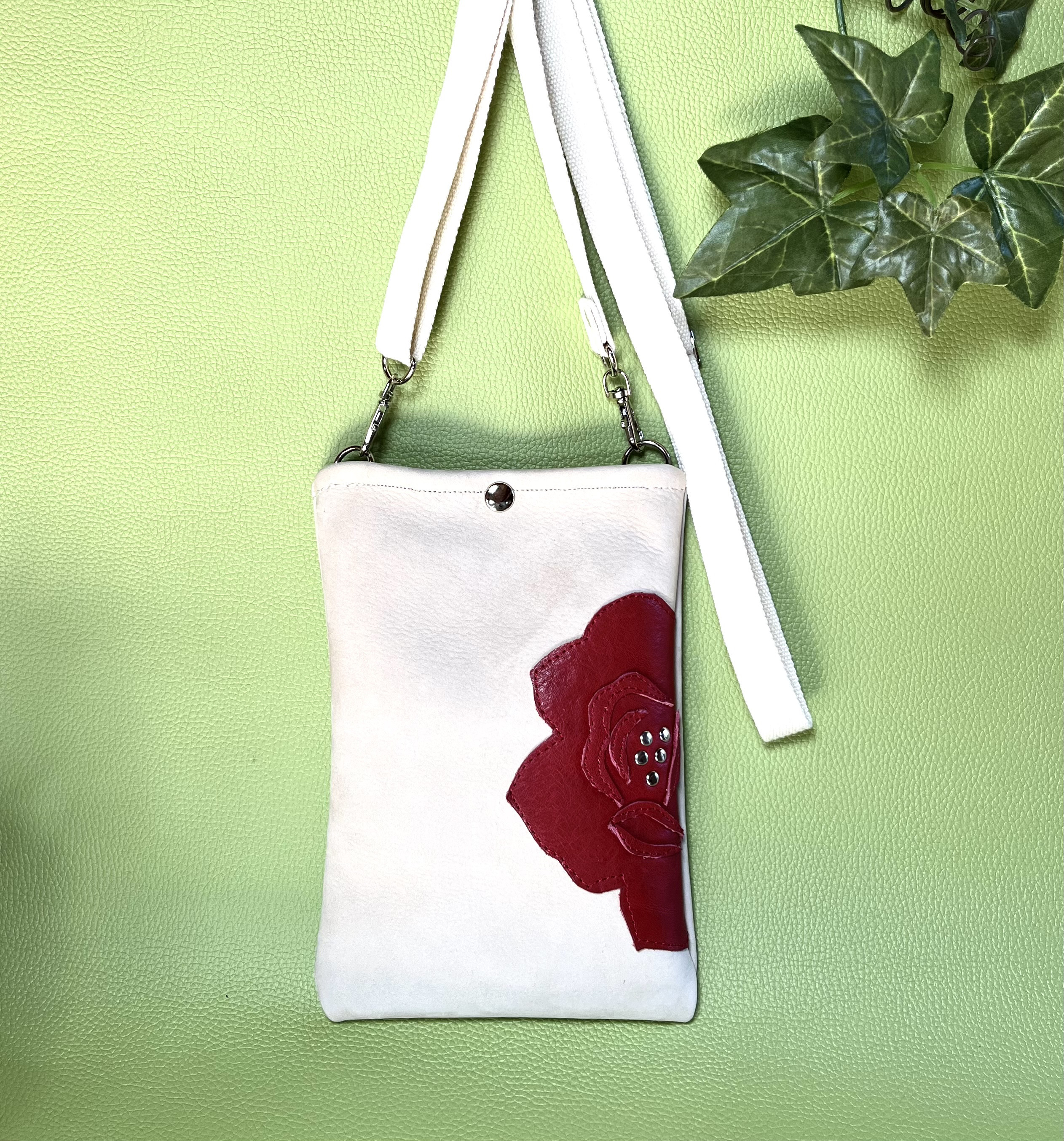 ５周年の感謝を薔薇に込めて ローズスマホポシェット 本革 内側シルク生地 バラスマホショルダー ばら柄サコッシュ 母の日