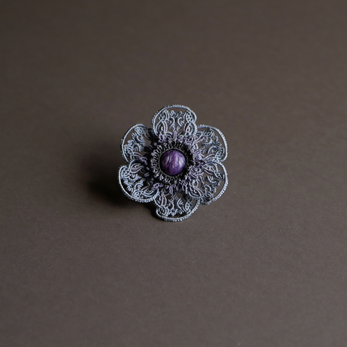 青い風の花(シルクマクラメのブローチ)