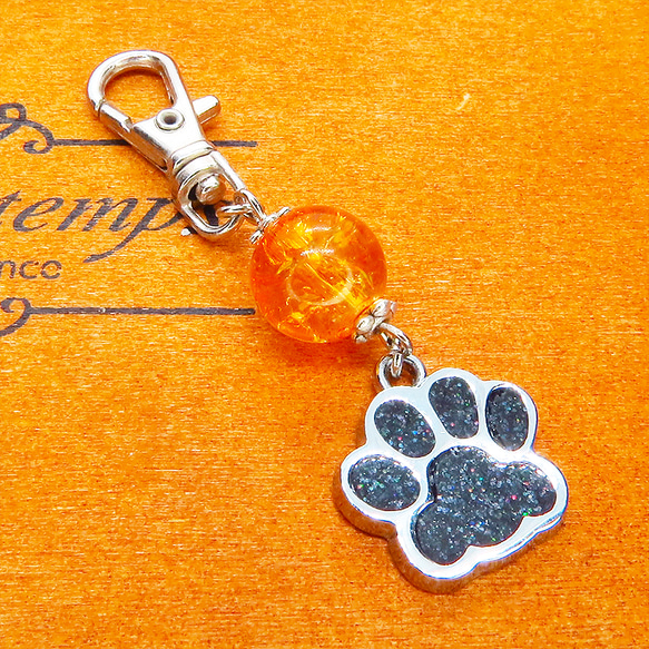 シルバーカラーの肉球とガラスビーズ（オレンジカラー）を組合せたキーホルダー バッグチャーム 猫 犬 7枚目の画像