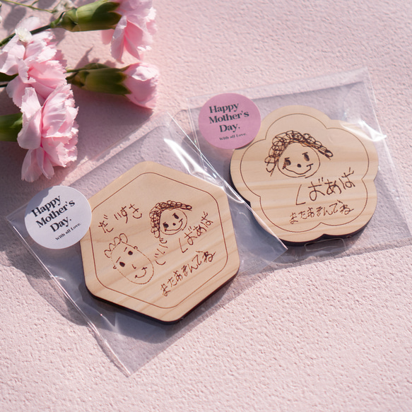 【母の日ギフト】国産ヒノキ100％のほっこりイラストプレート【梅型】／nph07 3枚目の画像