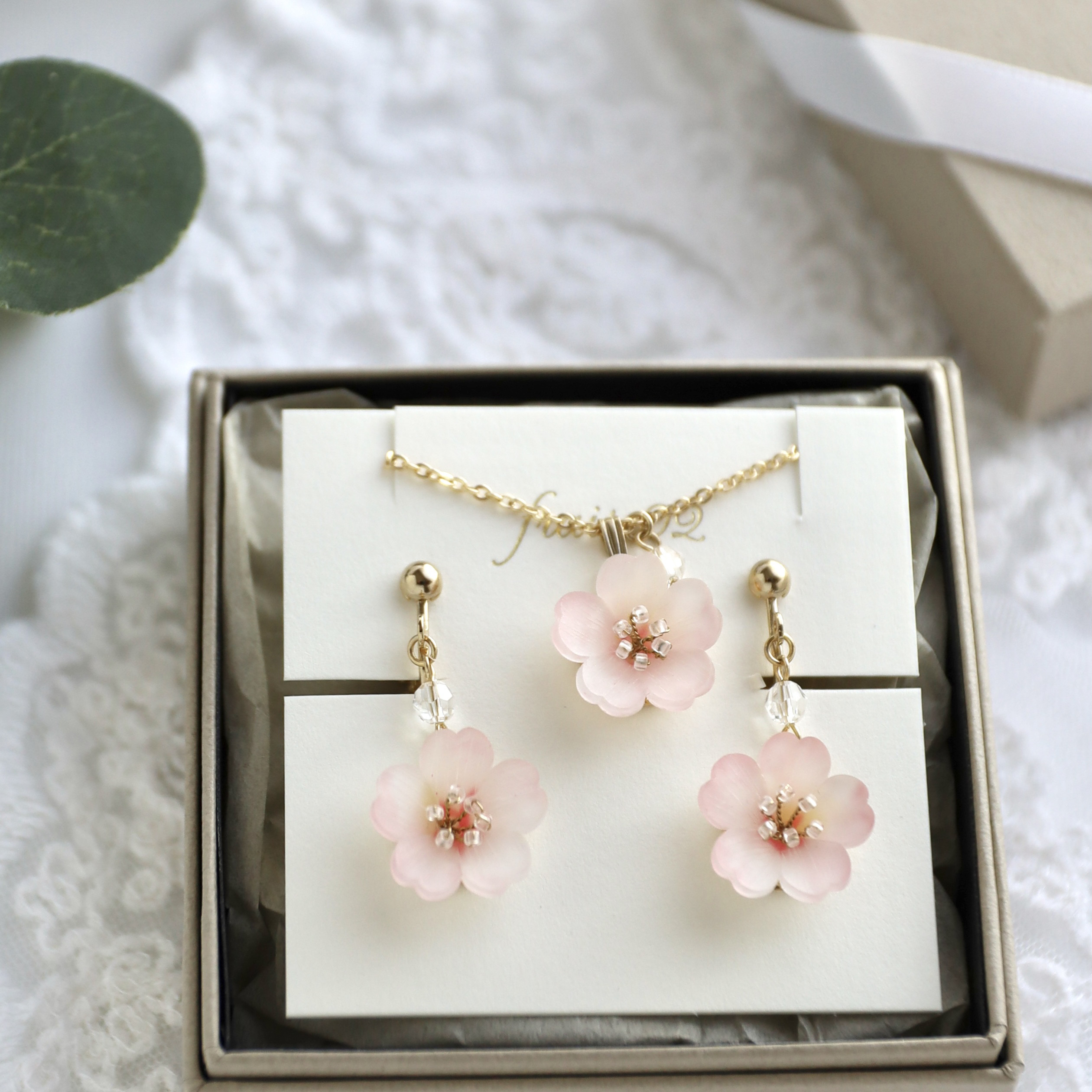 4月の誕生花×誕生カラーネックレスとピアス/イヤリングのセット