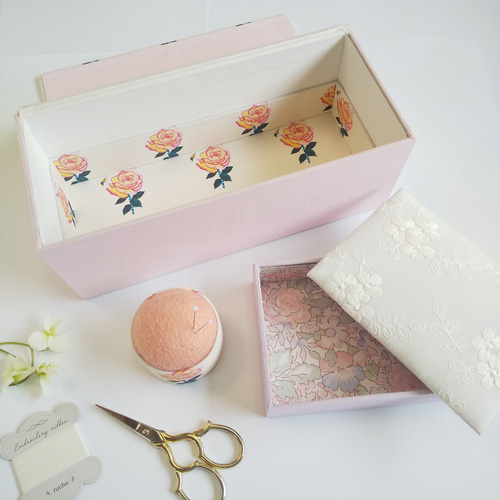 再販 小箱付きお裁縫箱（カルトナージュ、薔薇と蜜蜂） フリー