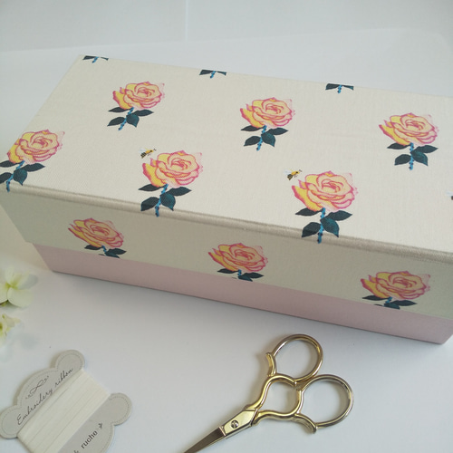 再販 小箱付きお裁縫箱（カルトナージュ、薔薇と蜜蜂） フリー