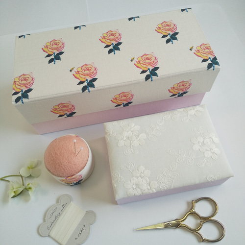 再販 小箱付きお裁縫箱（カルトナージュ、薔薇と蜜蜂） フリー