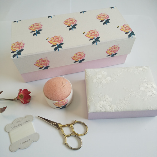 再販 小箱付きお裁縫箱（カルトナージュ、薔薇と蜜蜂） フリー