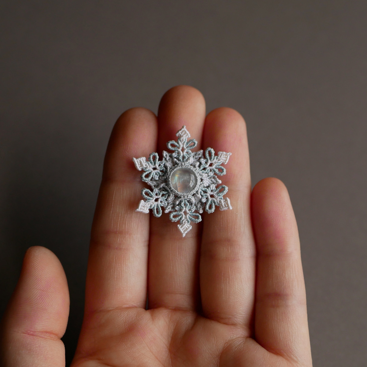 雪の結晶(シルクマクラメのブローチ)