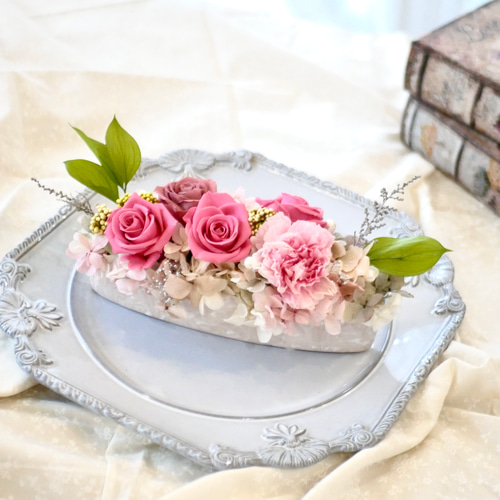 空間を優しい雰囲気に プリザーブドフラワー カーネーションとローズの