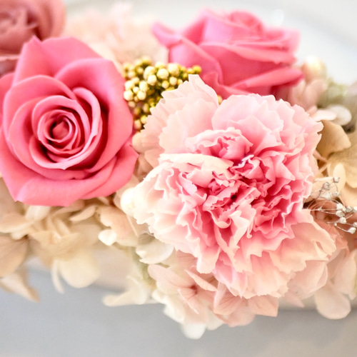 空間を優しい雰囲気に プリザーブドフラワー カーネーションとローズの