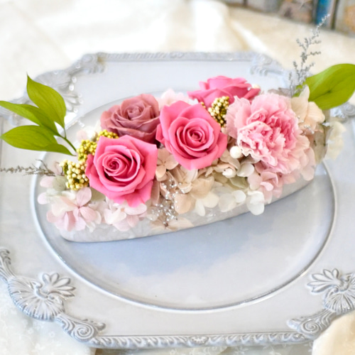 空間を優しい雰囲気に プリザーブドフラワー カーネーションとローズの