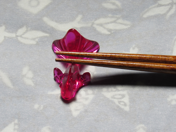 ピンク色 金魚＊レジン製の箸置き＊ 1枚目の画像