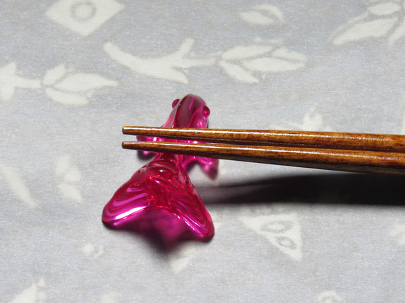 ピンク色 金魚＊レジン製の箸置き＊ 2枚目の画像