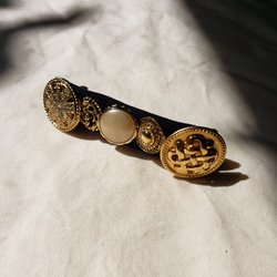 アンティークボタンのバレッタ  ゴールド 2枚目の画像