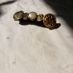 アンティークボタンのバレッタ  ゴールド 3枚目の画像