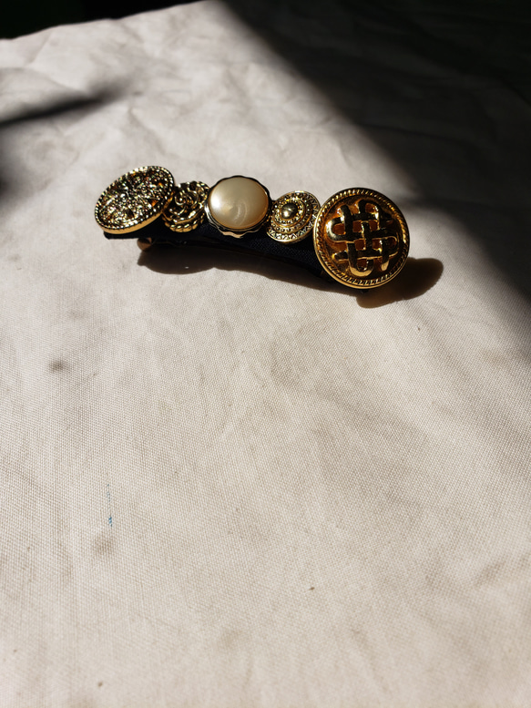 アンティークボタンのバレッタ  ゴールド 3枚目の画像