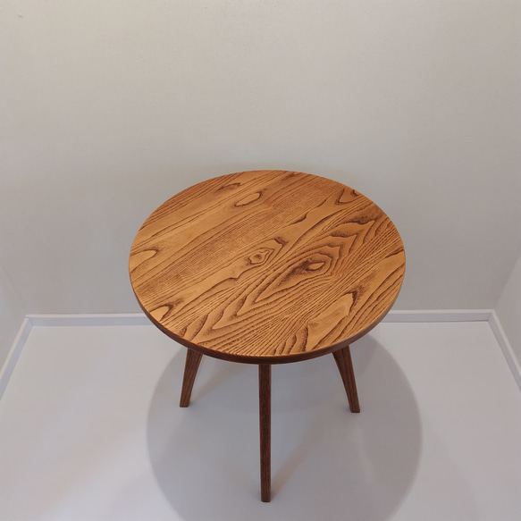 直径60㎝のラウンドテーブル（円卓）【受注生産品】～クリの木･ウォルナット色着色･高さ70㎝～ 3枚目の画像