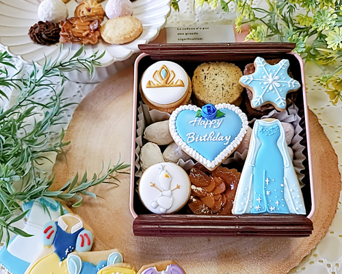 【sana】M&S ホットチョコレートトレイン缶&クリスマス限定クッキー缶 sana様専用】M&S ホットチョコレートトレイン缶&クリスマス限定