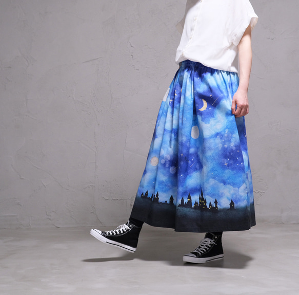 星ビトたちが暮らすユートピア柄 ギャザースカート 1枚目の画像