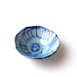 涼やかな色合いのぐい呑　　　藍彩　ぐい呑　陶器 3枚目の画像