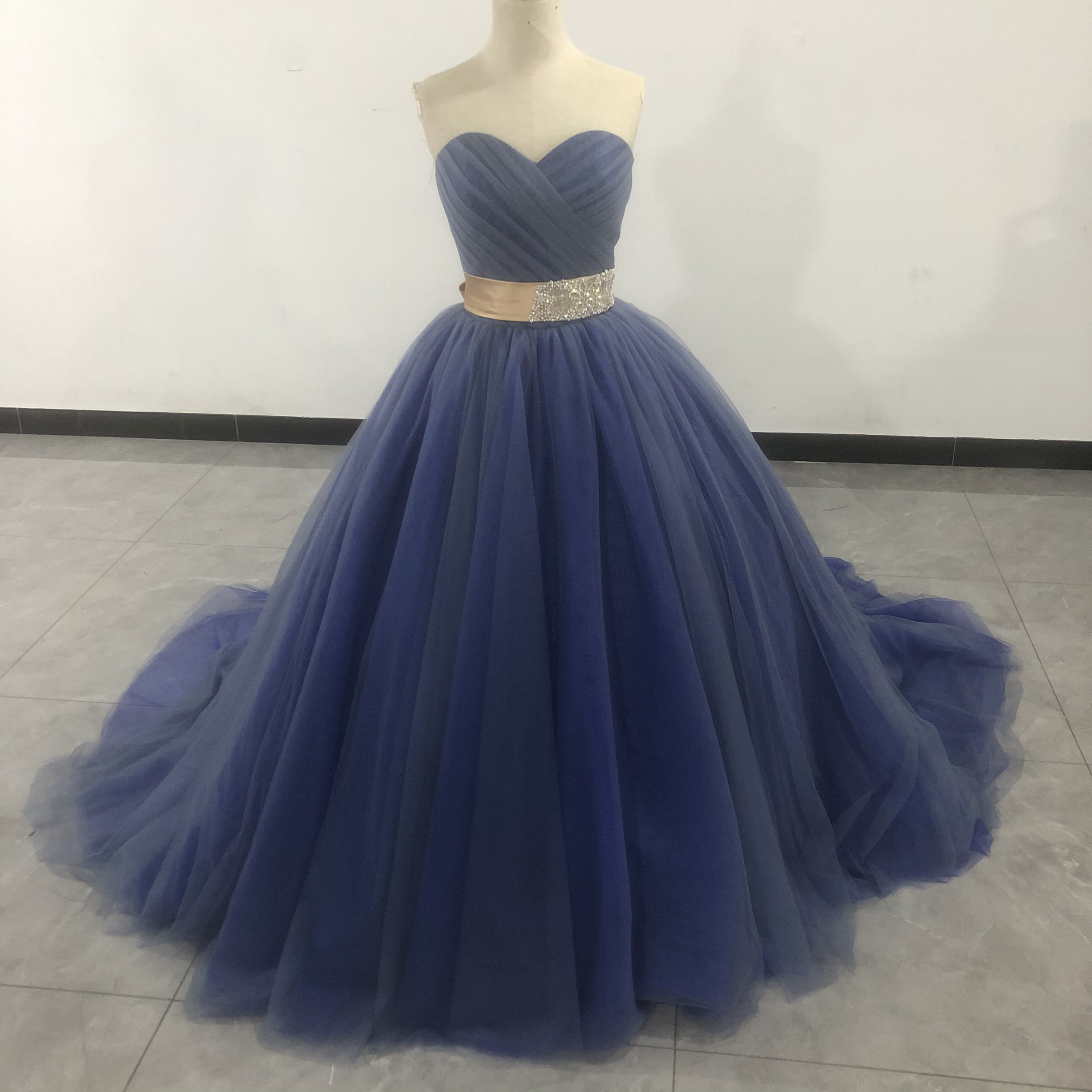 送料無料！おしゃれ上級者に人気！ カラードレス 紺 ソフィア ソフトチュール 前撮り 結婚式/披露宴
