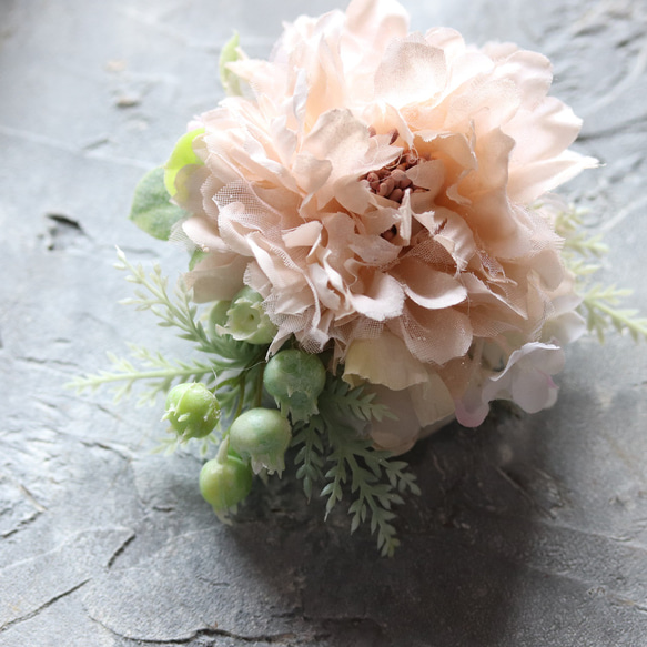 普段づかいから入学卒業式まで使える コサージュ ピンクベージュ コサージュ モンディマンシェ 通販｜Creema(クリーマ) 15764313