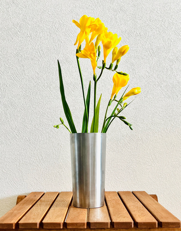 金属製円筒形花瓶 羽根の持ち手付き 金属製円筒形花瓶 羽根の持ち手付き