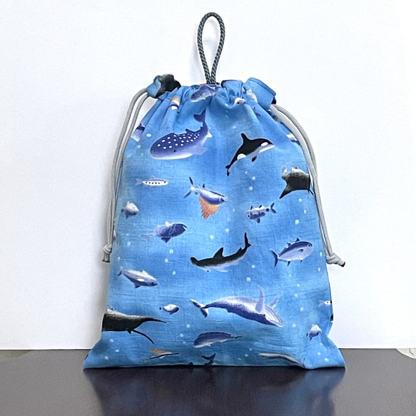 人気の海の生き物巾着袋　25×20 ループ、撥水加工裏付き　　スカイブルー 1枚目の画像