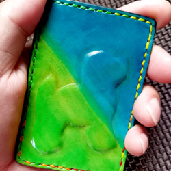本革 ブルー グリーン パスケース カードケース カラフル 立体風 犬 レザーヌメ革 クロコ型押し 青 緑 5枚目の画像