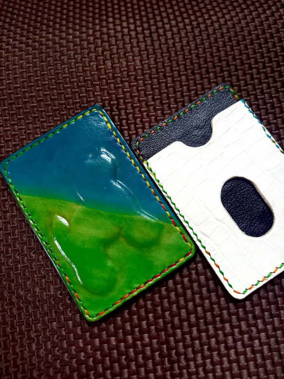本革 ブルー グリーン パスケース カードケース カラフル 立体風 犬 レザーヌメ革 クロコ型押し 青 緑 2枚目の画像