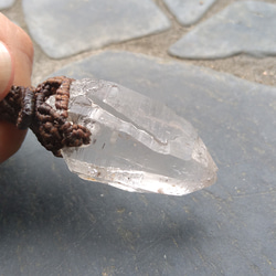 【ガネッシュヒマール産】ヒマラヤ水晶とラブラドライトの天然石マクラメペンダント[PEN-961] 4枚目の画像