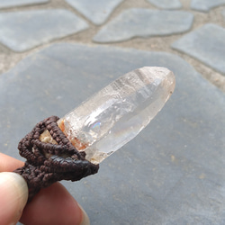 【ガネッシュヒマール産】ヒマラヤ水晶とラブラドライトの天然石マクラメペンダント[PEN-961] 5枚目の画像