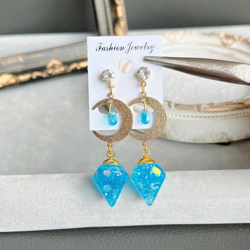 勇者が落とした魔鉱石 月の雫 ハンドメイド ピアス 個性的 綺麗 異世界