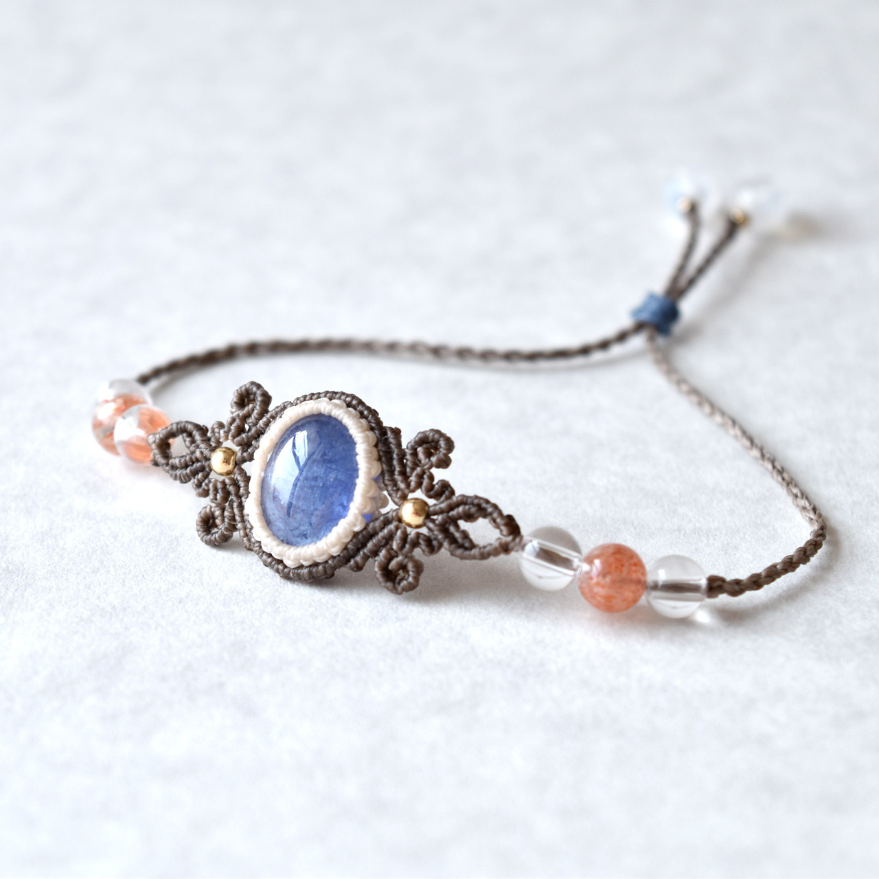 【終売セール】タンザナイトのマクラメ編みお守りブレスレット【佳憐 −カレン−】シリーズ・12月の誕生石