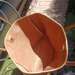 色々入るベージュ色（キャメル色に近い色味）の シンプル大き目トートバッグ 6枚目の画像