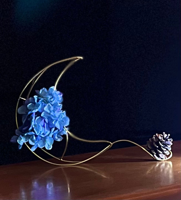 【受注制作】紫陽花をまとった真鍮三日月オブジェ 3枚目の画像