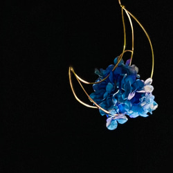 【受注制作】紫陽花をまとった真鍮三日月オブジェ 1枚目の画像