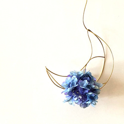 【受注制作】紫陽花をまとった真鍮三日月オブジェ 4枚目の画像