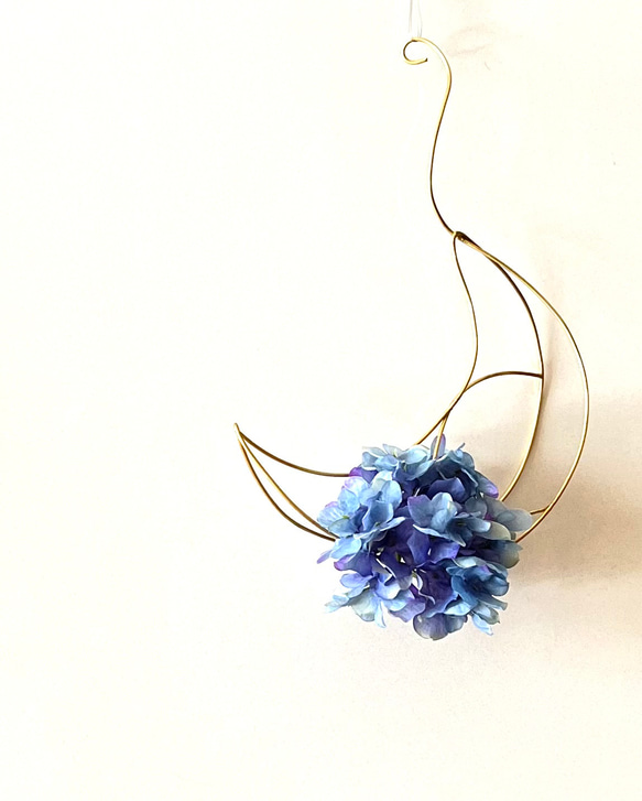 【受注制作】紫陽花をまとった真鍮三日月オブジェ 4枚目の画像