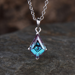 ソーティング付き♪アレキサンドライトのペンダントトップ ユニークな 6 月の誕生石アレキサンドライト ペンダント ミニマリスト