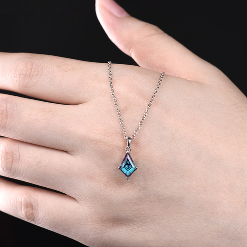 ユニークな 6 月の誕生石アレキサンドライト ペンダント ミニマリスト