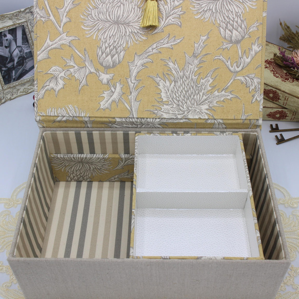 【受注制作】カルトナージュ♪　イギリス製生地使用　２段ツールボックス / 裁縫箱 （あざみ / イエロー系） 5枚目の画像