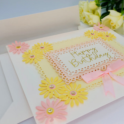 ピンクと黄色の花柄のかわいい手作りバースデー カード。(手作り) 1枚目の画像