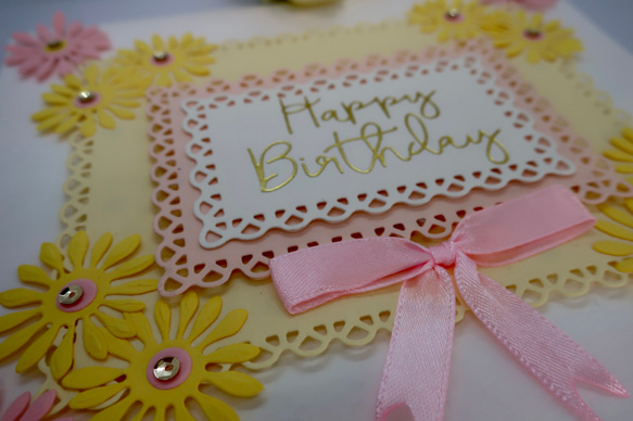 ピンクと黄色の花柄のかわいい手作りバースデー カード。(手作り) 11枚目の画像