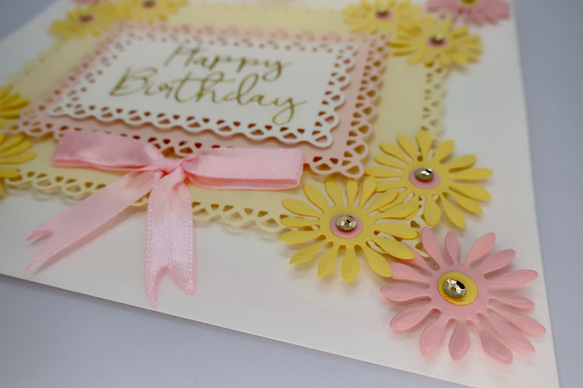 ピンクと黄色の花柄のかわいい手作りバースデー カード。(手作り) 6枚目の画像