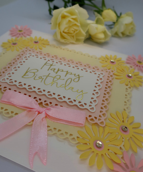 ピンクと黄色の花柄のかわいい手作りバースデー カード。(手作り) 8枚目の画像
