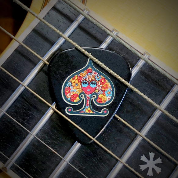 カスタムギブソンギターピック（Funky Flowers) 2枚目の画像